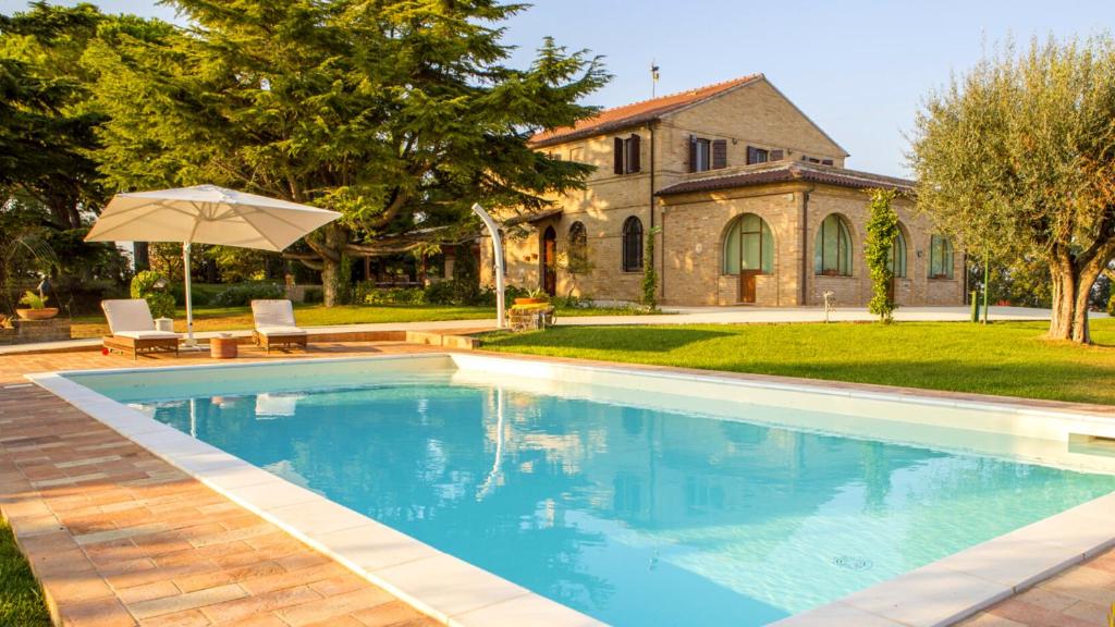波滕扎皮切纳Villa Deliziosa - Homelike Villas的房屋前的游泳池