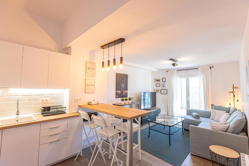 塞拉内华达Suite Avalanch的厨房以及带桌椅的起居室。