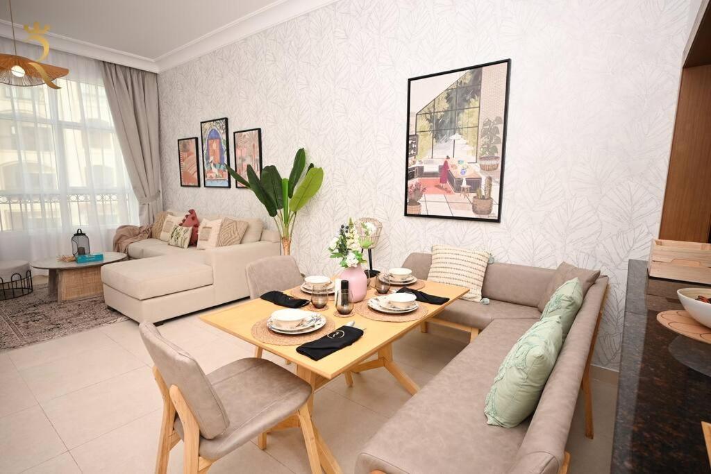 阿布扎比Yas Natura Bliss 1BR Apartment的客厅配有沙发和桌子
