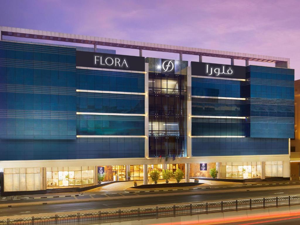 迪拜Flora Inn Hotel Dubai Airport的一座大建筑的 ⁇ 染,上面有标志
