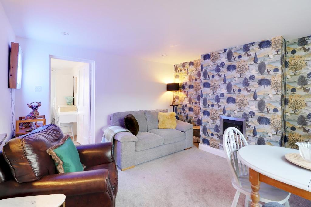 汤布里奇Pass the Keys Cute flat in Tonbridge的带沙发和壁炉的客厅