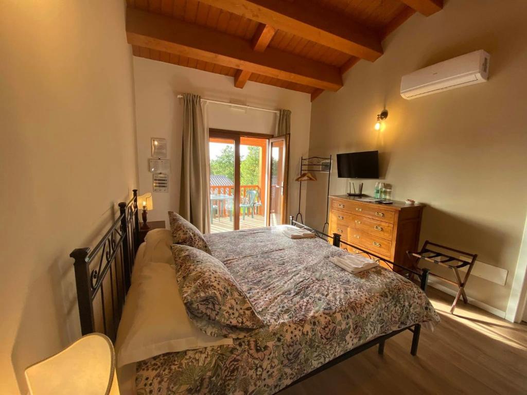 阿马特里切Albergo Diffuso Borgo Retrosi di Amatrice的一间卧室配有一张床、一个梳妆台和一扇窗户。