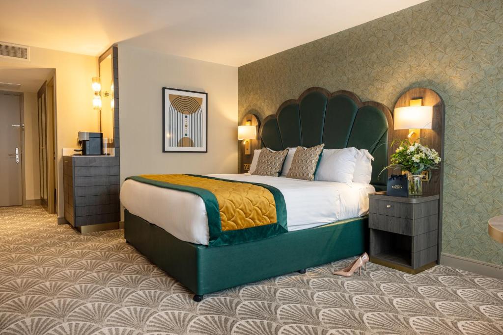 利默里克萨弗伊酒店的酒店客房设有一张大床和一间浴室。