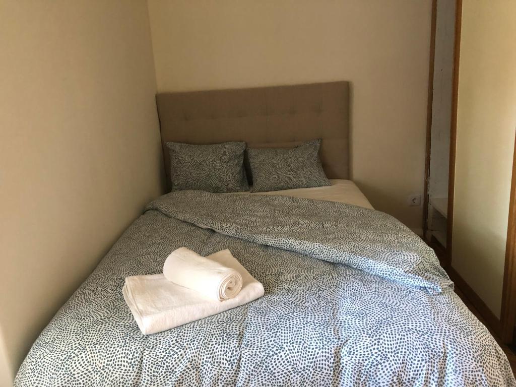 里斯本Casa da Branca Gonta Colaço的床上有一条白色毛巾