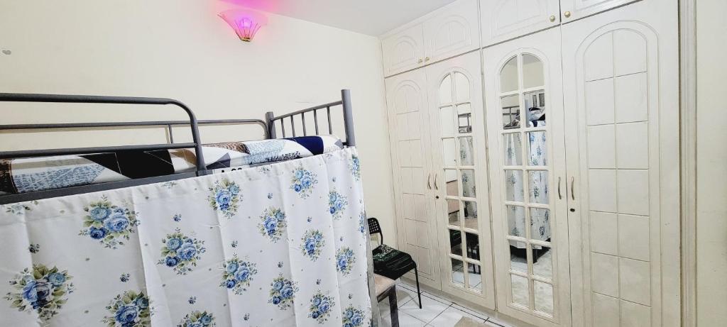 迪拜Sky Hostel Dubai的一间卧室配有一张双层床和淋浴帘