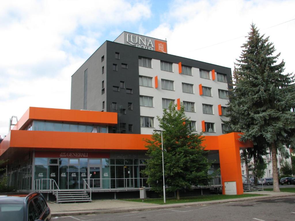 赫龙河畔日亚尔卢纳酒店的一座橙色和黑色建筑