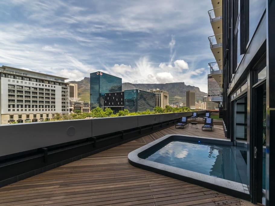开普敦Luxury City Living - 1 Bedroom with balcony的大楼顶部带游泳池的阳台