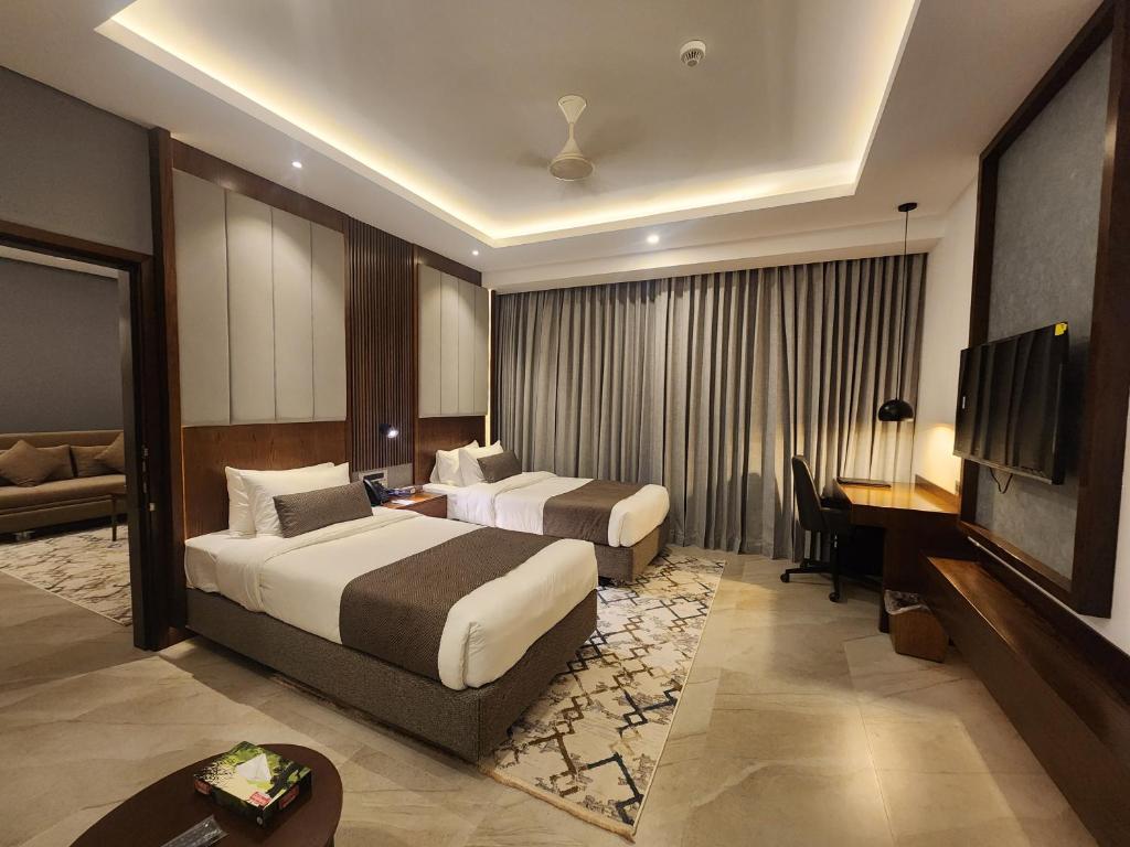 库克斯巴扎Hotel Windy Terrace的酒店客房设有两张床和电视。