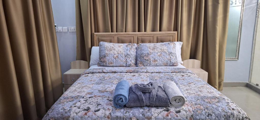 阿克拉Cozy Luxury Hideouts in North Ridge, Accra, 1BDRM - 2BDRM, 15 mins from Airport的一间卧室配有带毛巾的床