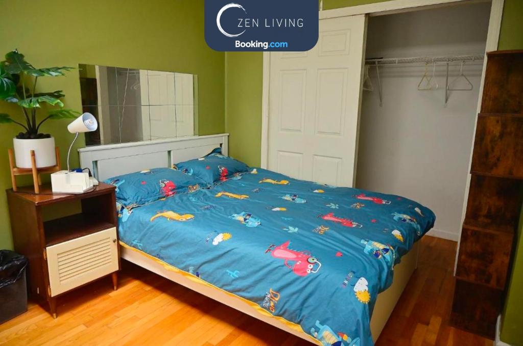 布鲁克林# 2 Charming Queen Bed - Shared Room - Business Travel! By Zen Living Short Term Rental的一张带鱼的蓝色棉被的床