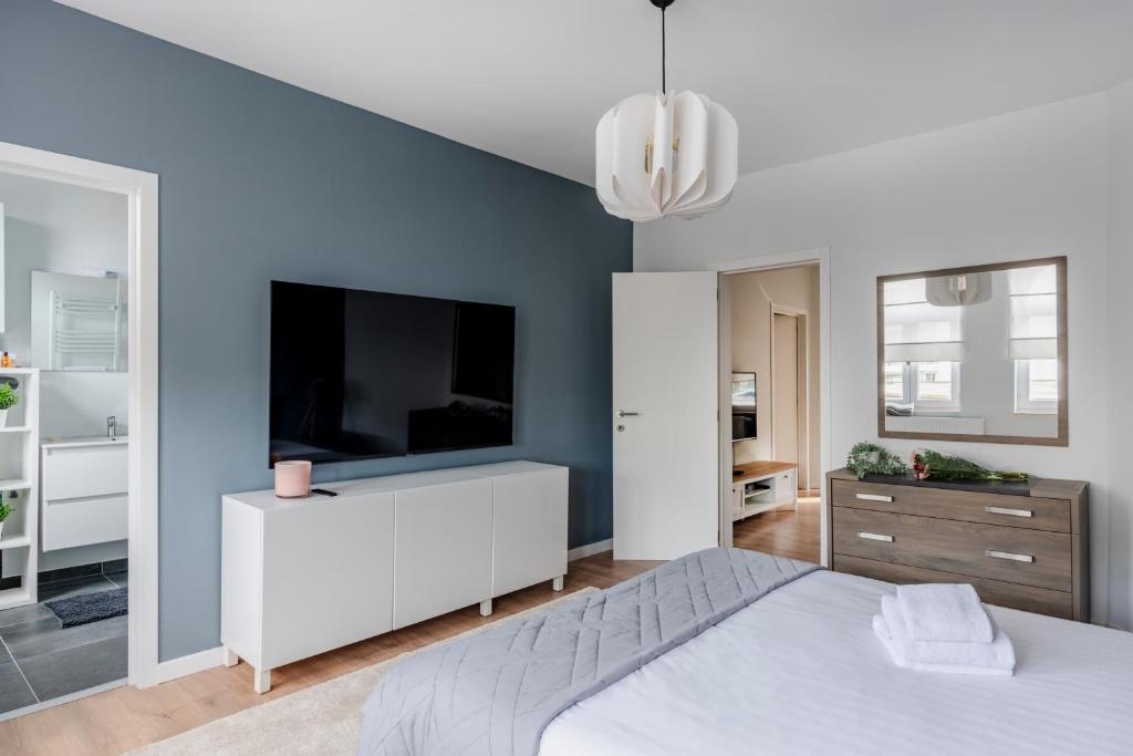 布鲁塞尔Evere EU Residence的卧室配有白色的床和平面电视。