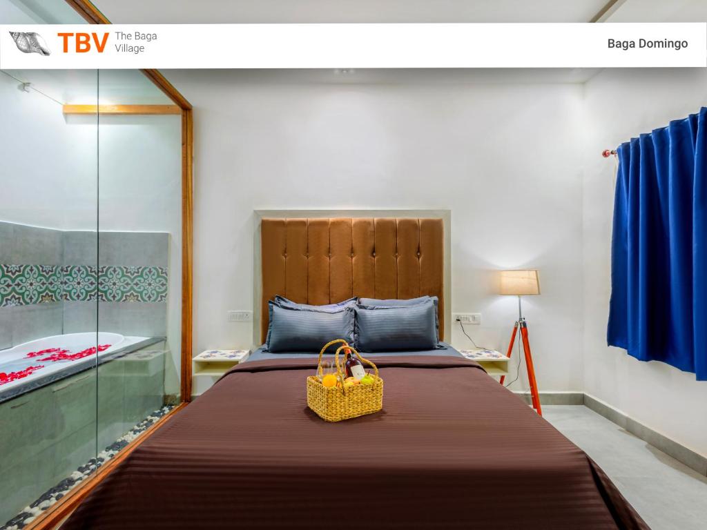 巴加The Baga Domingo-TBV的一间卧室,配有一张带篮子的床