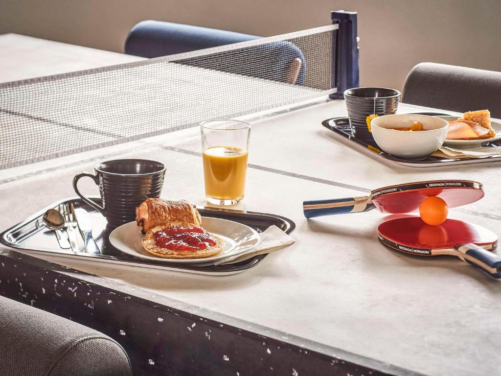 埃皮纳勒埃皮纳勒伊塔普酒店的一张桌子,上面放着一盘早餐食品和橙汁