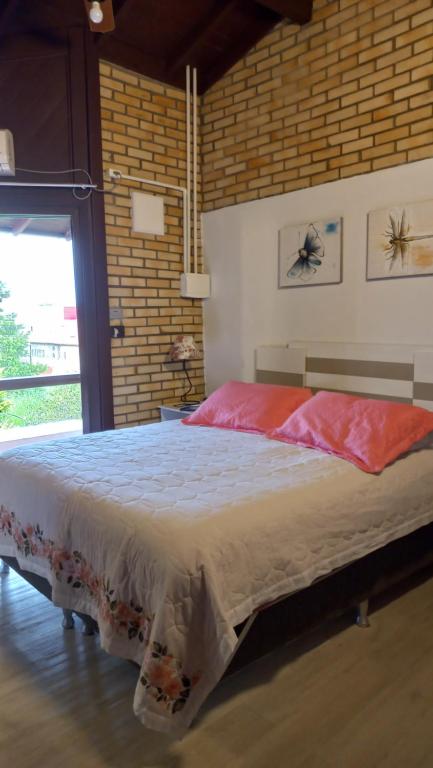 加罗帕巴Casa de 3 Quartos em Garopaba - Bairro Ferraz的卧室配有一张大床,墙上挂着蜘蛛