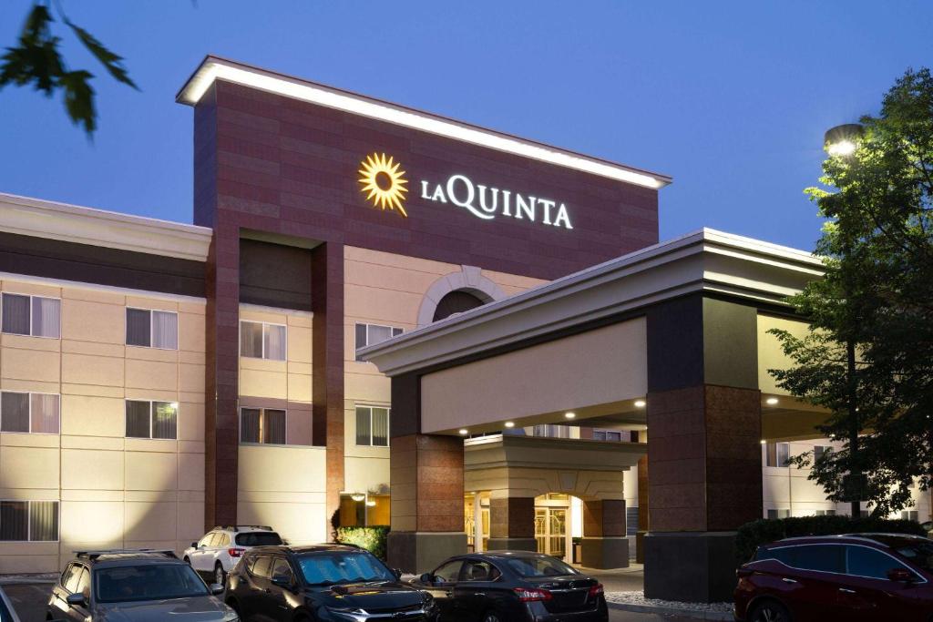 爱达荷福尔斯La Quinta by Wyndham Idaho Falls/Ammon的门前有车辆停放的酒店