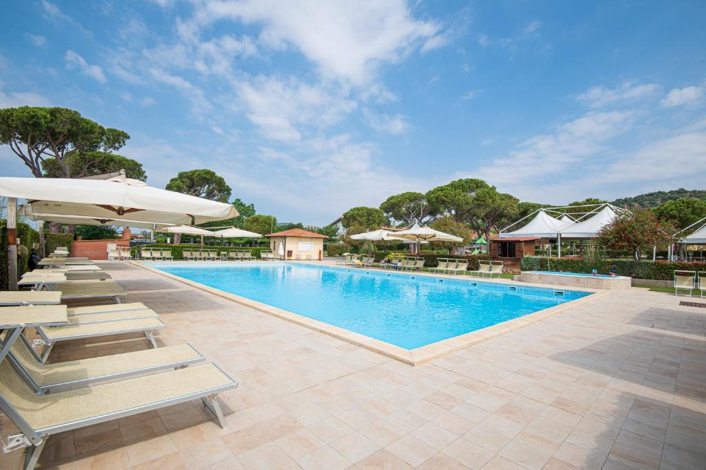 卡帕尔比奥Resort Capalbio的一个带躺椅和遮阳伞的游泳池
