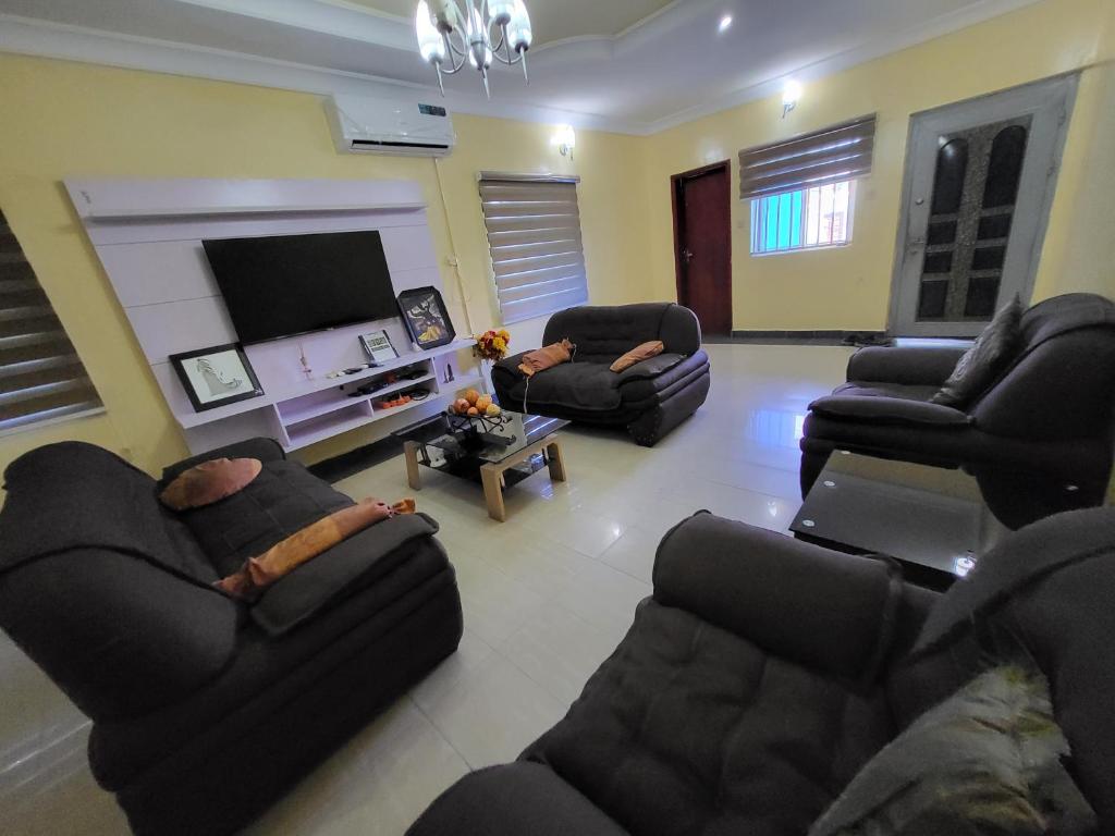 拉各斯Entire 3 Bedroom Bungalow - Home away from home的带沙发和平面电视的客厅