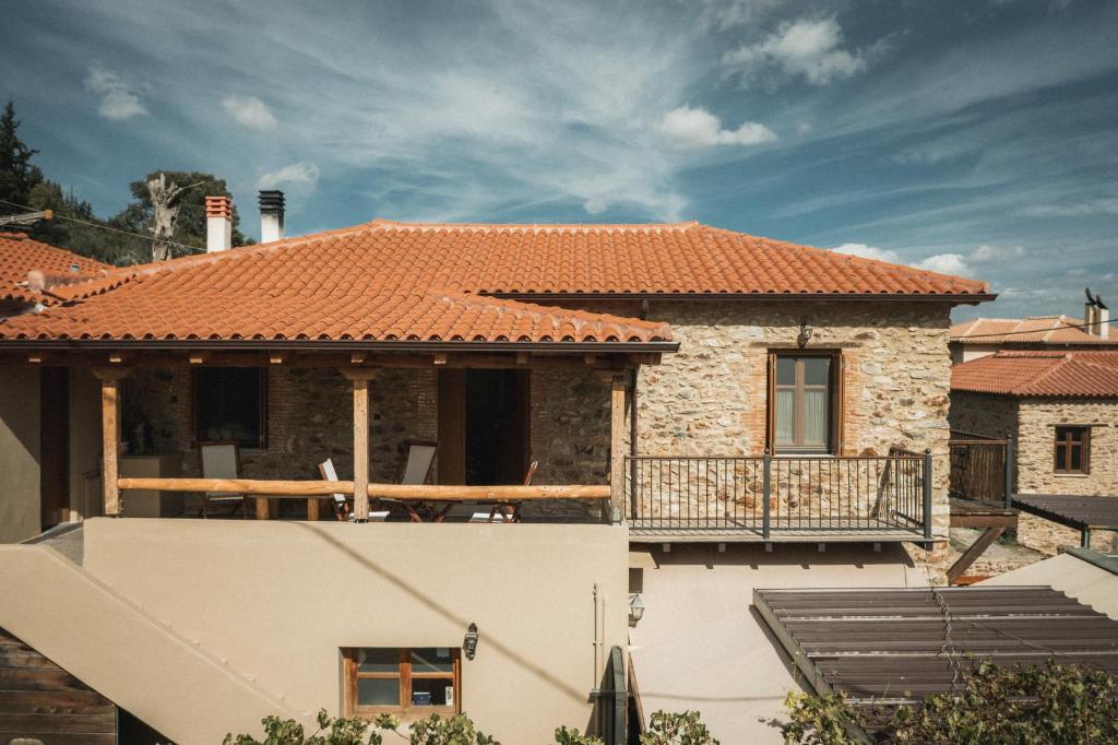 米斯特拉斯Acropolis Mystra Guesthouse的房屋设有瓷砖屋顶和阳台