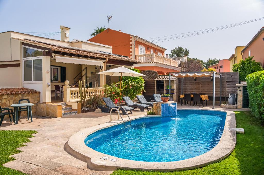 阿尔库迪亚Casa Kerchner的一座房子后院的游泳池
