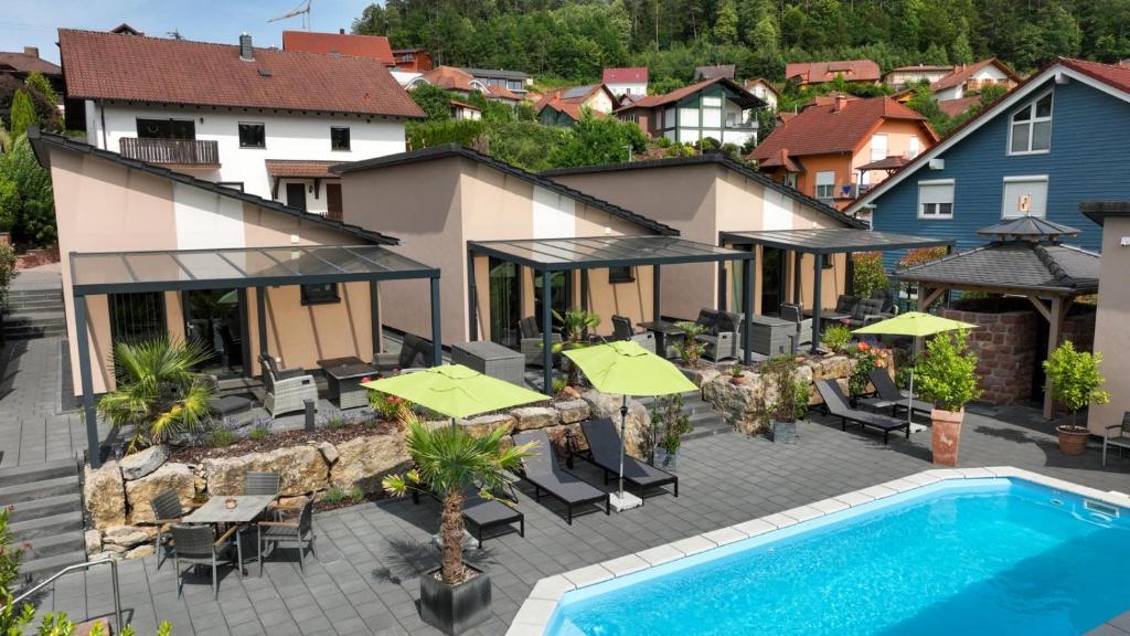BundenthalFBA Village的享有带游泳池的度假村的空中景致
