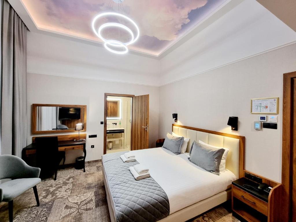 克拉科夫Sky Hotel Kraków的配有一张床和一张书桌的酒店客房