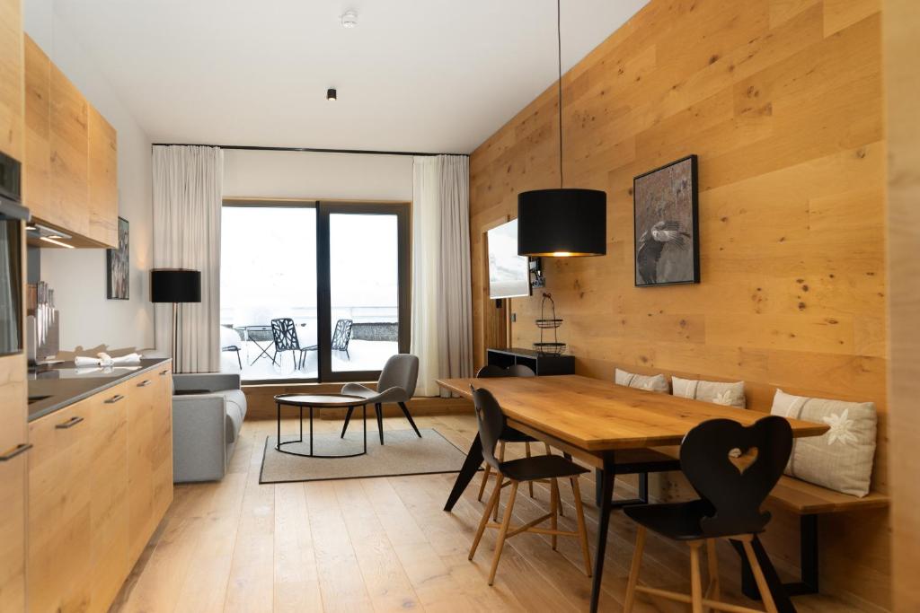 施勒肯Heimat 1495m Appartement TYP 3的厨房以及带桌椅的用餐室。