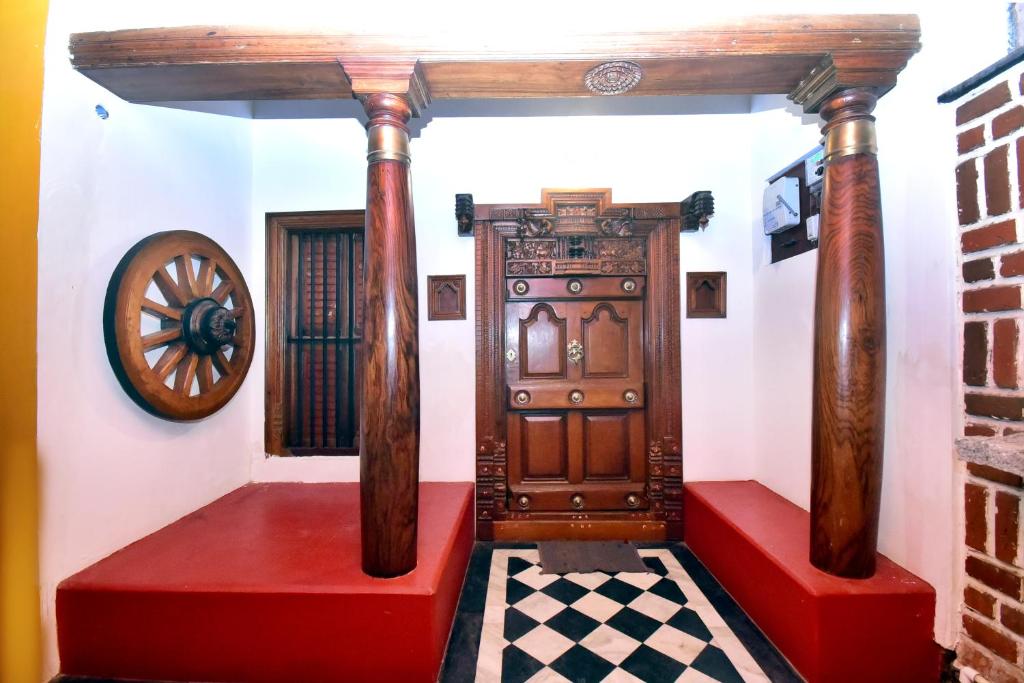 蓬蒂切里Villa D Jems -A Heritage Home stay的一间设有木门和 ⁇ 板的房间
