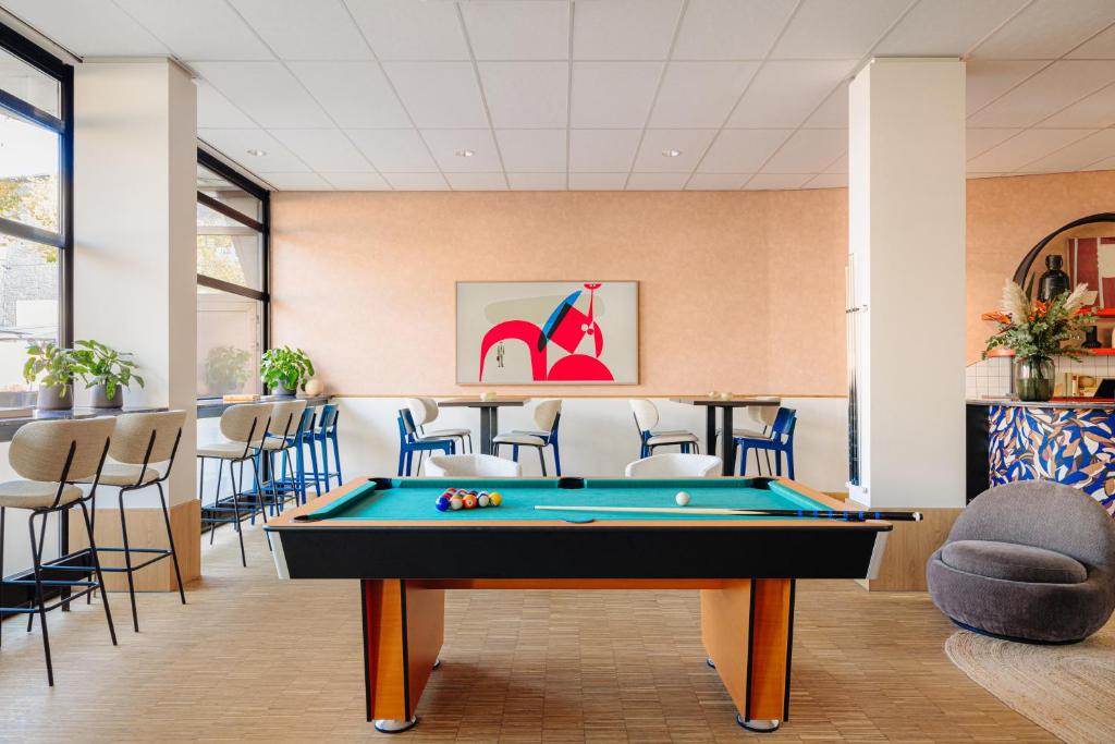 格罗宁根格罗宁根城市酒店的配有椅子的客房内的一张台球桌
