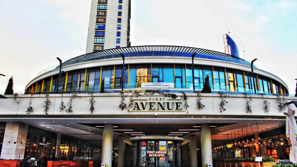 伊斯坦布尔First Avenue Mall & Residence的带有路标的建筑物