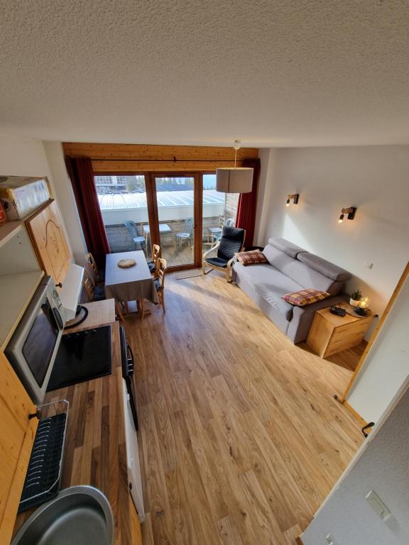 尚鲁斯Appartement 4 personnes 32m2 Au pied des pistes- WiFI- Balcon Sud- Chamrousse 1650的客厅配有沙发和桌子