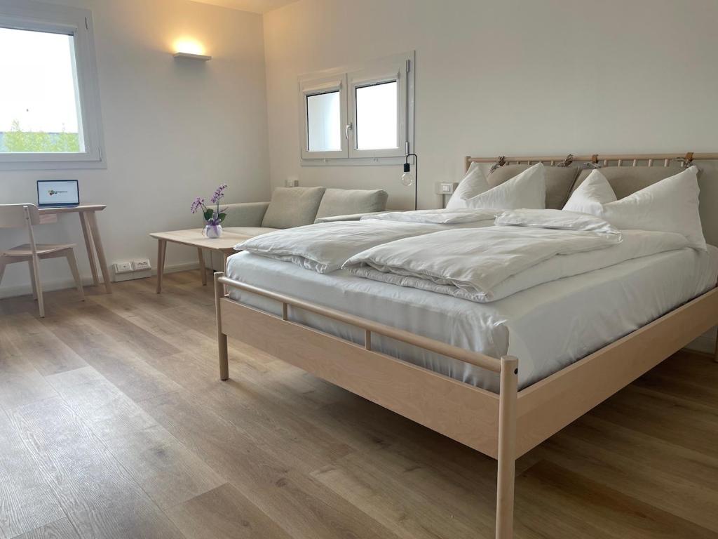 法加尼亚Borgo Terra village的一间卧室配有一张大床和一张桌子