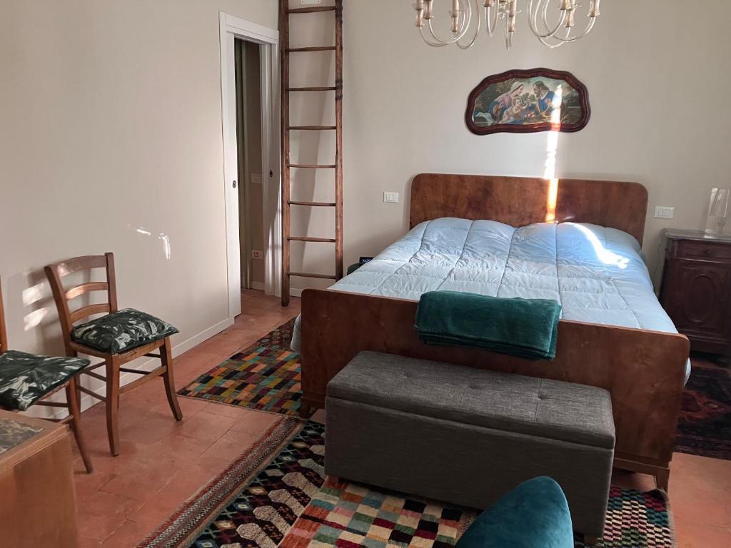 克雷莫纳Appartamento in Cascina Cortazza的一间卧室配有一张床和一把椅子