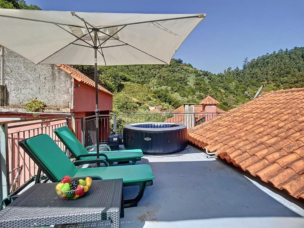 圣维森特Casa Avo Maria by Atlantic Holiday的一个带椅子和遮阳伞的庭院以及烧烤设施。