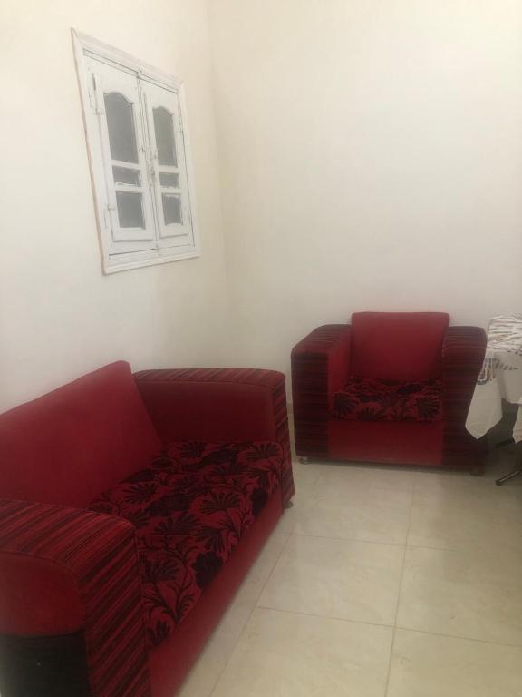 马特鲁港برنس的客厅配有沙发和椅子