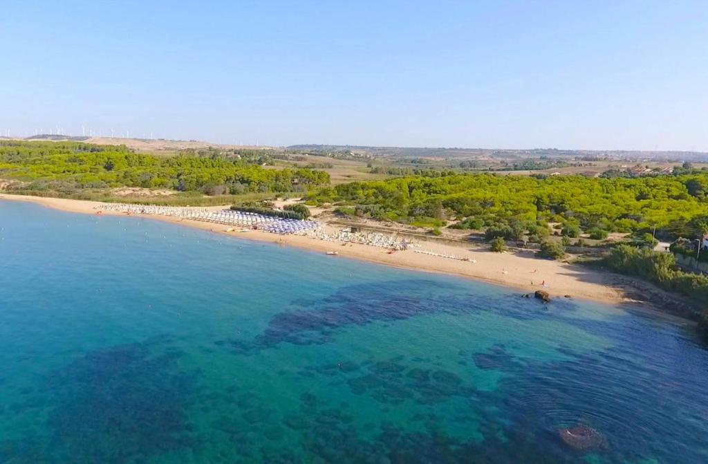 Casa dello StumioVillaggio Club Baia Dei Gigli的一群人从空中欣赏海滩美景