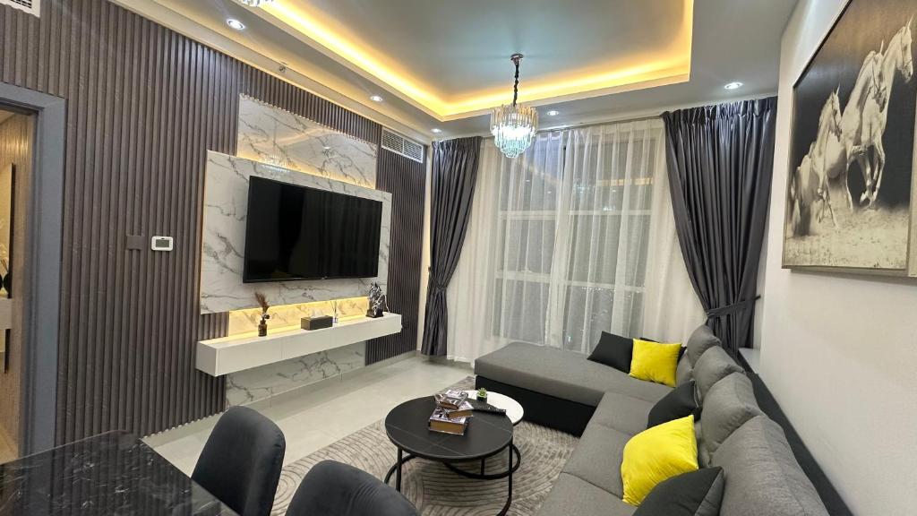 阿吉曼Luxury 2 bedroom new brand的带沙发和电视的客厅