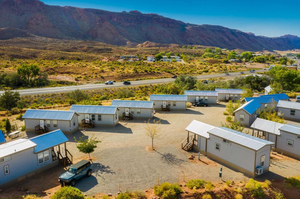 摩押HTR Moab的享有汽车旅馆的空中景致,以山脉为背景