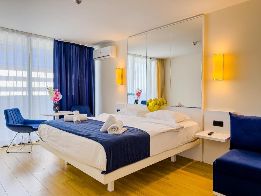 巴统ORBI CITY Beautiful Luxurios Panoramic View on batumi的一间卧室配有一张大床和镜子
