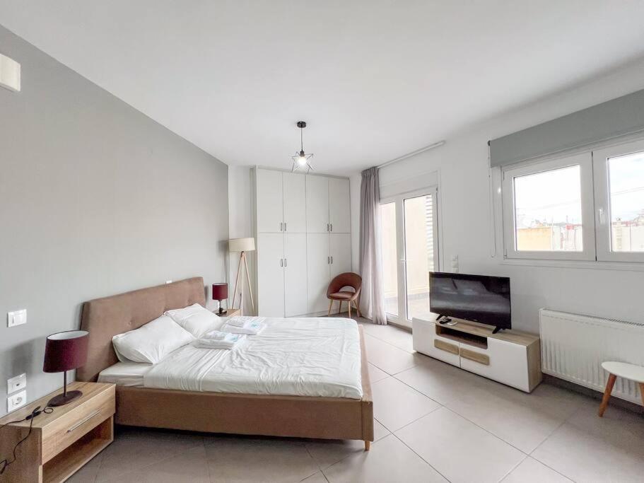 雅典Gladiolus ANhome Premium Selections的一间卧室配有一张床和一台平面电视