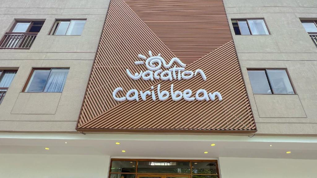 圣安德烈斯On Vacation Caribbean的建筑物一侧的标志