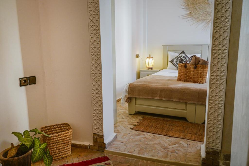 Tamraght Ou FellaDar Sultana Guesthouse Surf Morocco的一间卧室配有一张带镜子的床
