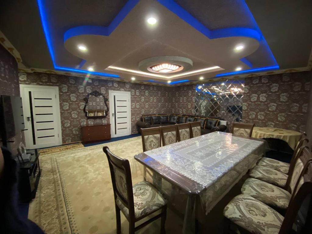 撒马尔罕Apartment Registan的一间配备有桌椅及蓝光的餐厅