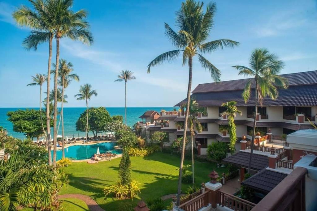 拉迈阿洛哈度假酒店的享有度假胜地的空中景致,以海洋为背景