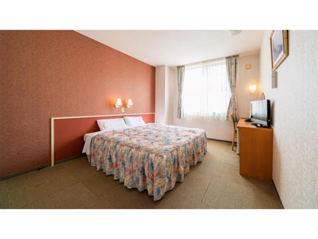 TobeKutsurogi no Yado Juraku - Vacation STAY 03506v的酒店客房,配有床和电视