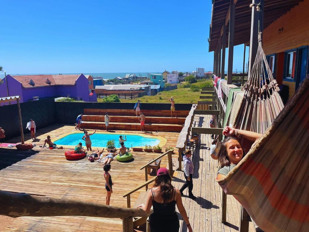 德尔迪阿布罗角Compay Hostel Punta del Diablo的一群人在游乐场的吊床上玩耍