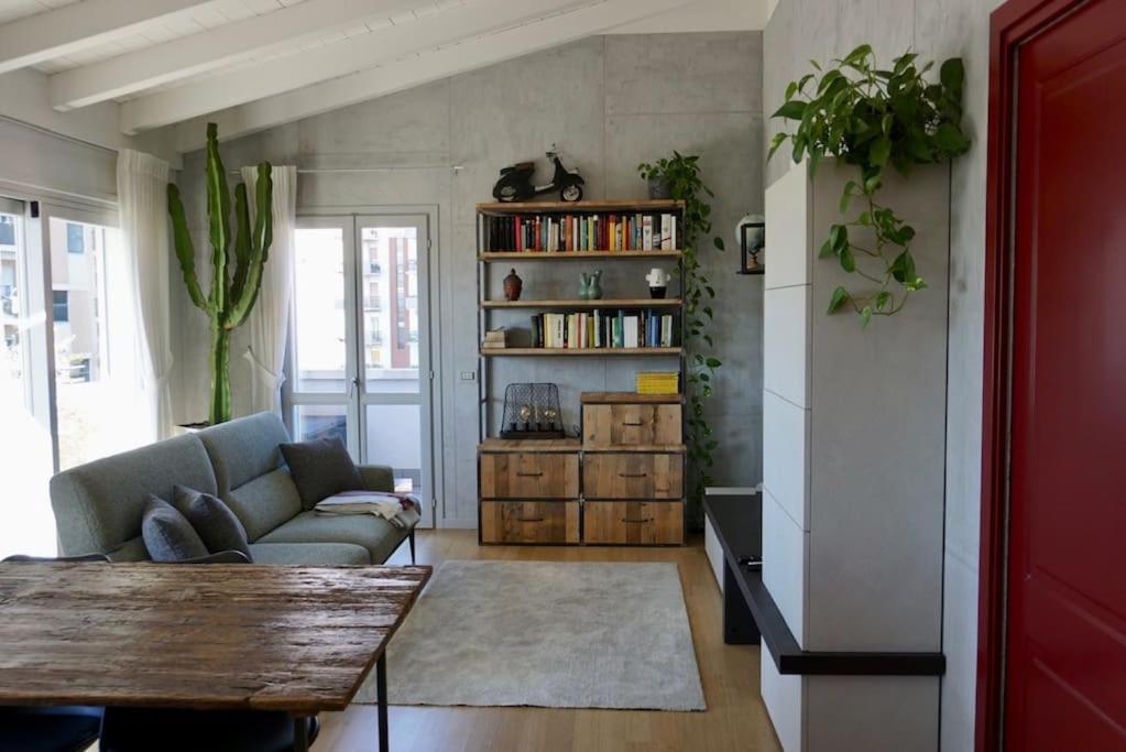 布雷西亚Le Terrazze 18的带沙发和书架的客厅