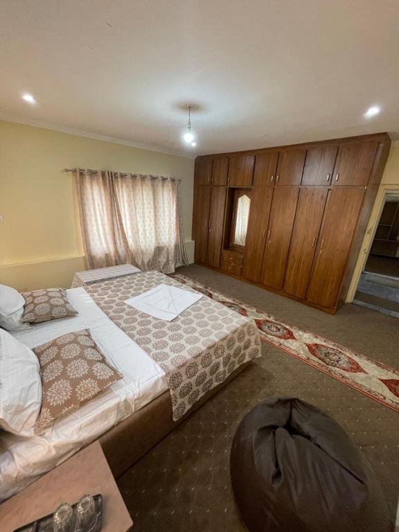 斯利那加The Khayabaan - Luxurious Home Stay Away From Home的一间卧室设有两张床和大窗户