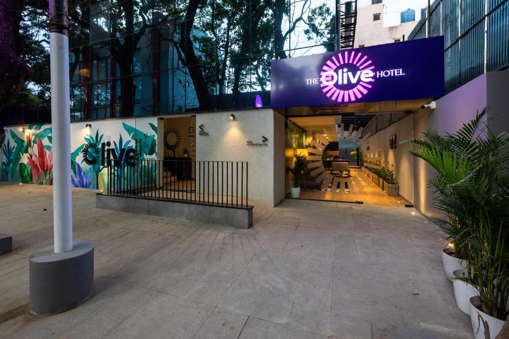 班加罗尔Olive Indiranagar 100ft Road - by Embassy Group的带有读取蜂房租标志的建筑物