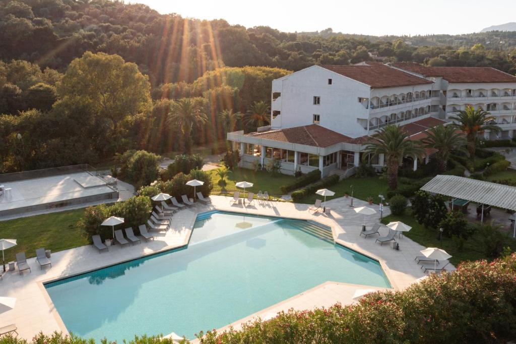 达西亚Nafsika Hotel - Adults Only的享有带游泳池的度假村的空中景致