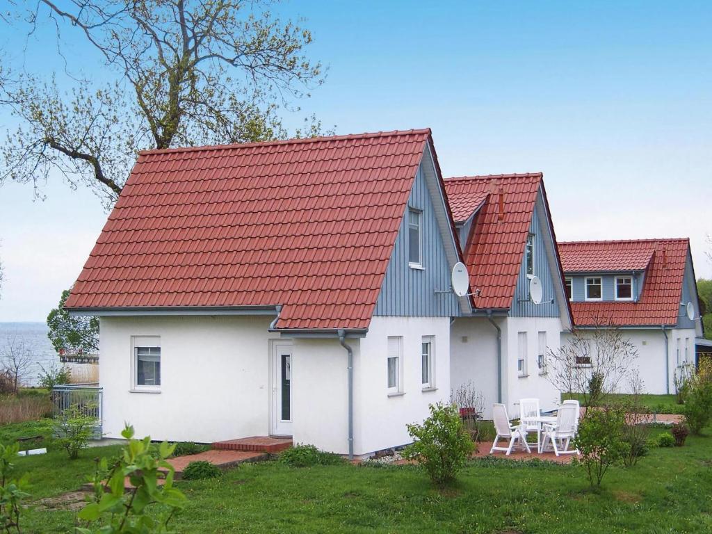 KummerowCottage on the Kummerower See, Kummerow的白色房子,有红色屋顶